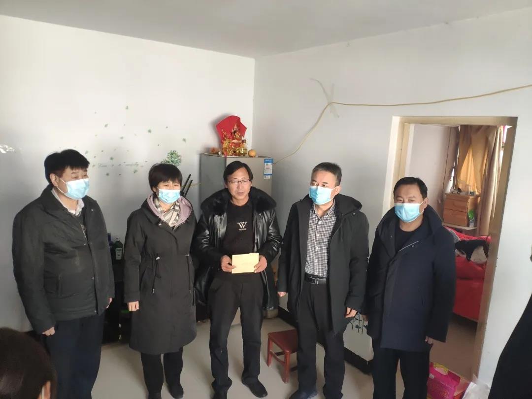 市委統(tǒng)戰(zhàn)部副部長(zhǎng)楊瑞峰、市僑聯(lián)副主席孫庭鋒一行到濮陽縣慰問歸僑僑眷