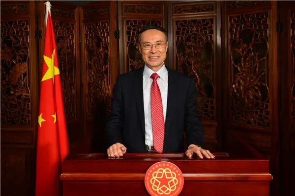 中國(guó)僑聯(lián)主席萬立駿向全球華僑華人拜年：隔山隔水不隔情，攜手共圓中國(guó)夢(mèng)