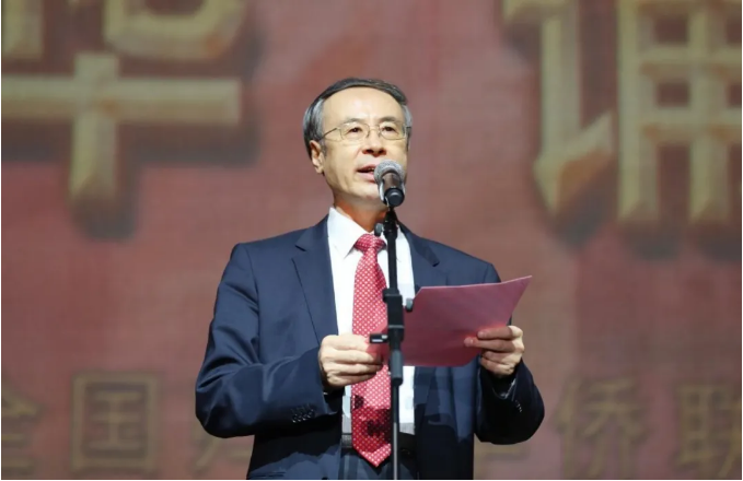 中國僑聯(lián)舉辦“親情中華·誦讀英雄”情境朗誦會(huì) 萬立駿出席并致辭