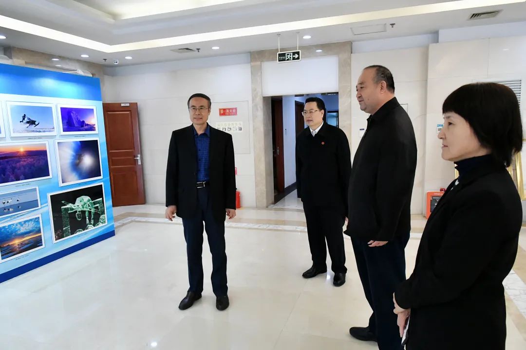 萬立駿等觀看“親情中華——冰雪之韻 冬奧之約” 攝影作品展