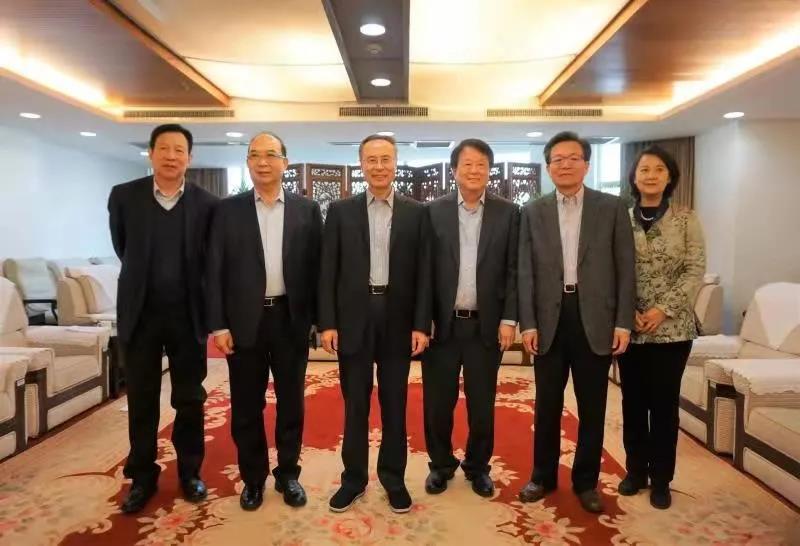 萬立駿會見中國僑商聯(lián)合會榮譽(yù)會長郭孔豐