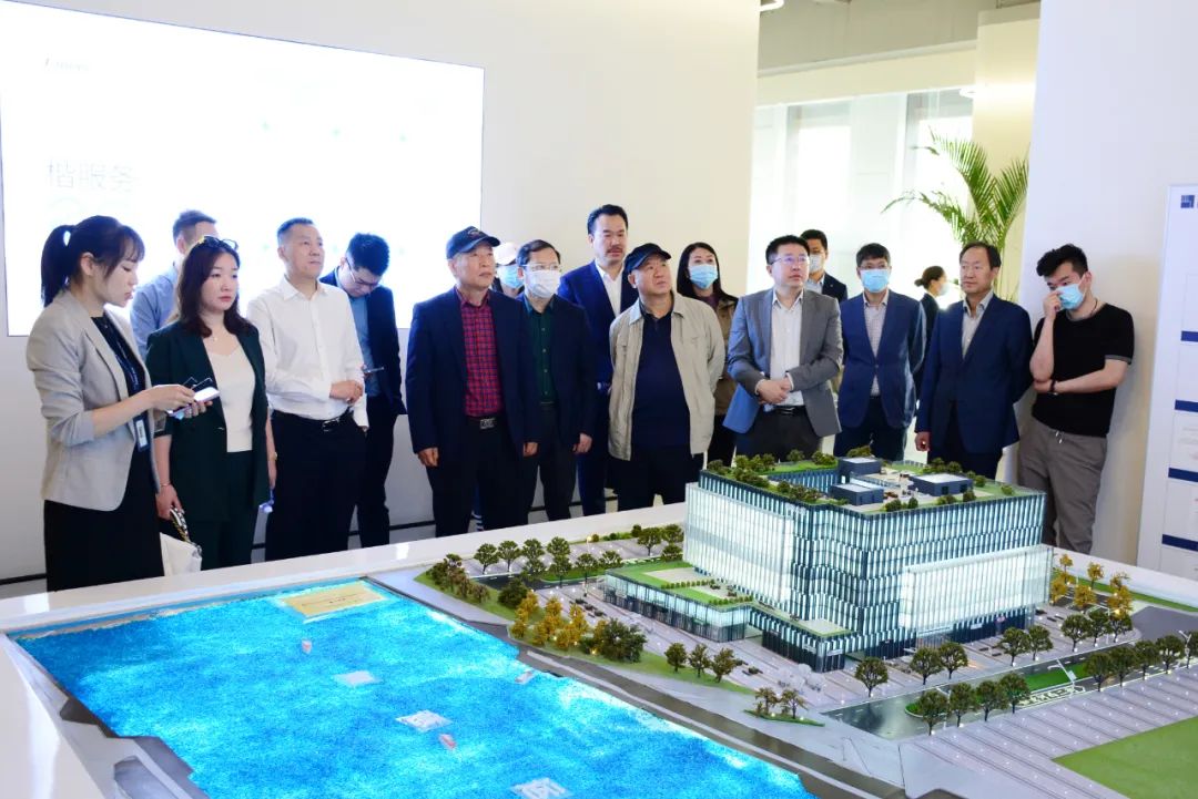 省僑商會一行走進龍湖金融島、楷林大廈、新發(fā)展楷林智慧廣場觀摩學習