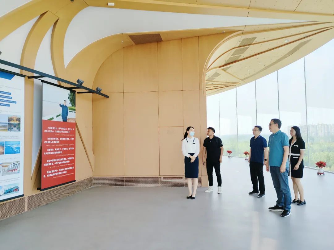 省僑商會陪同客商一行走進中原科技城參觀學習