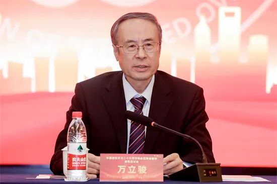 中國僑聯(lián)召開學(xué)習(xí)二十大精神和全國兩會(huì)精神僑商座談會(huì) 萬立駿出席并講話