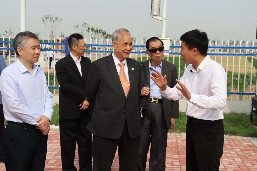 臺灣嘉賓和“創(chuàng)業(yè)中華·知名僑商中原行”僑商僑領(lǐng)到平原示范區(qū)考察調(diào)研中原農(nóng)谷建設(shè)