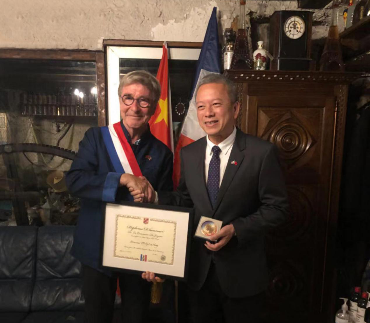 貴州僑商會名譽(yù)會長丁林洪榮獲法國兩市“榮譽(yù)市民”