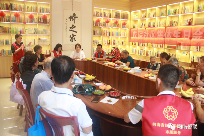 河南省僑聯(lián)機(jī)關(guān)黨員志愿者到戊院社區(qū)開(kāi)展集體老人生日會(huì)活動(dòng)
