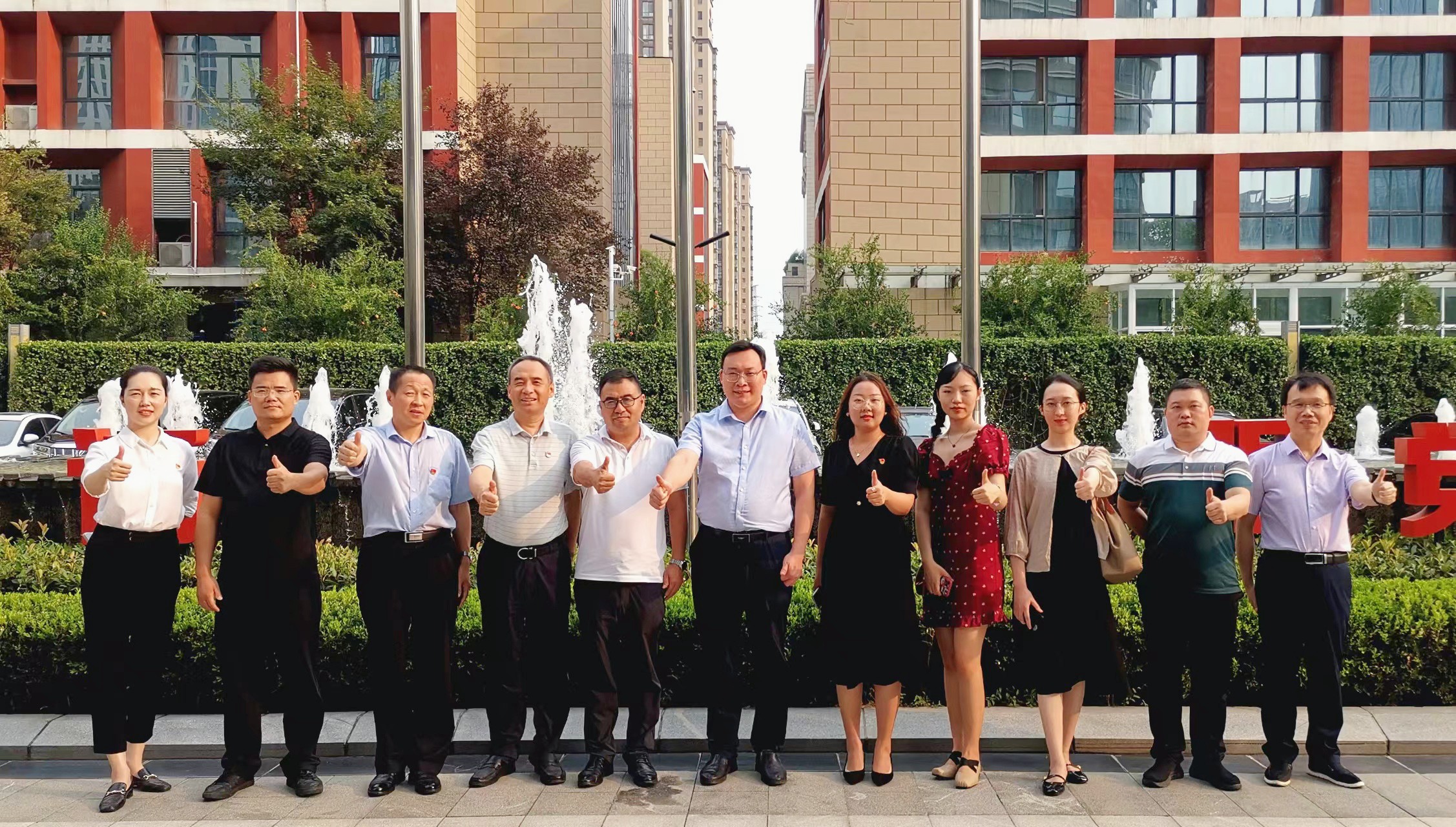 省僑商會(huì)組織會(huì)員企業(yè)一行走進(jìn)康利達(dá)黨群服務(wù)中心觀(guān)摩學(xué)習(xí)