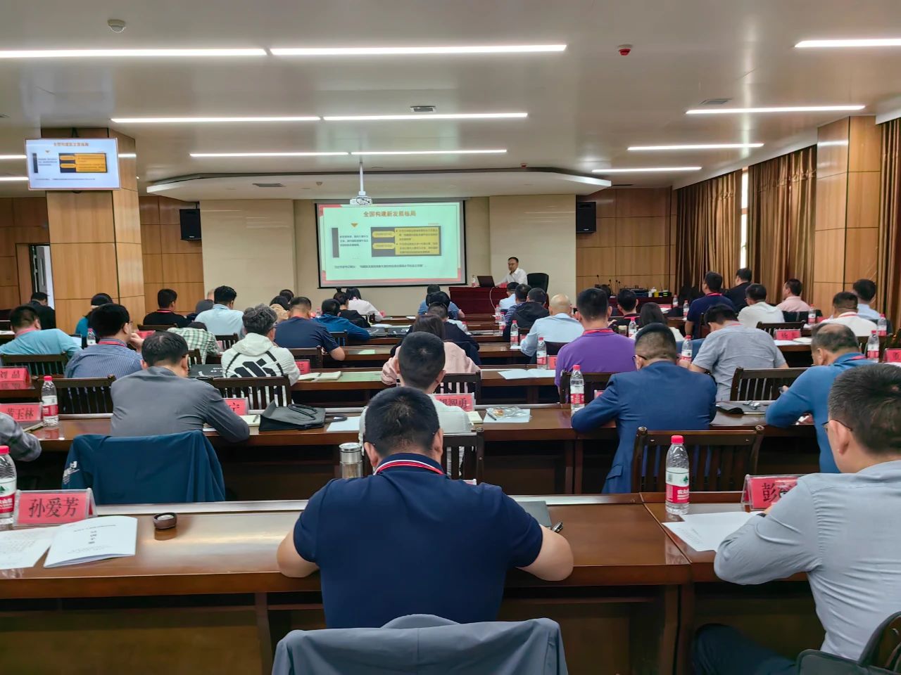 鄺遠(yuǎn)平會(huì)長(zhǎng)赴甘肅省定西市為全國(guó)“退役軍人創(chuàng)業(yè)導(dǎo)師培訓(xùn)班”授課