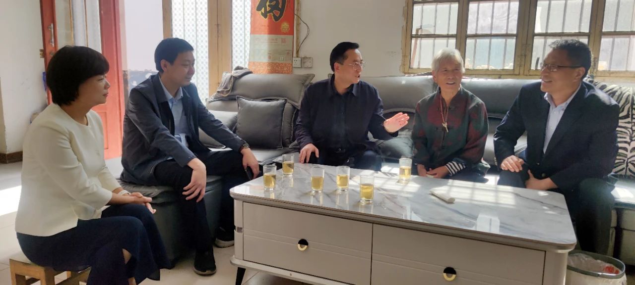 平頂山市僑聯(lián)黨組書(shū)記、主席買(mǎi)自強(qiáng)走訪看望回國(guó)探親僑胞