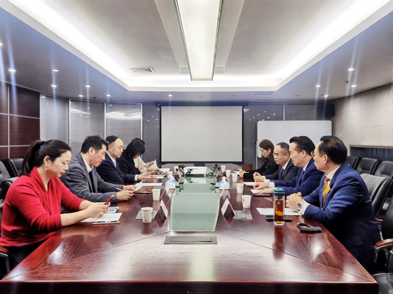 省僑商會(huì)一行走進(jìn)炎黃集團(tuán)參觀并座談