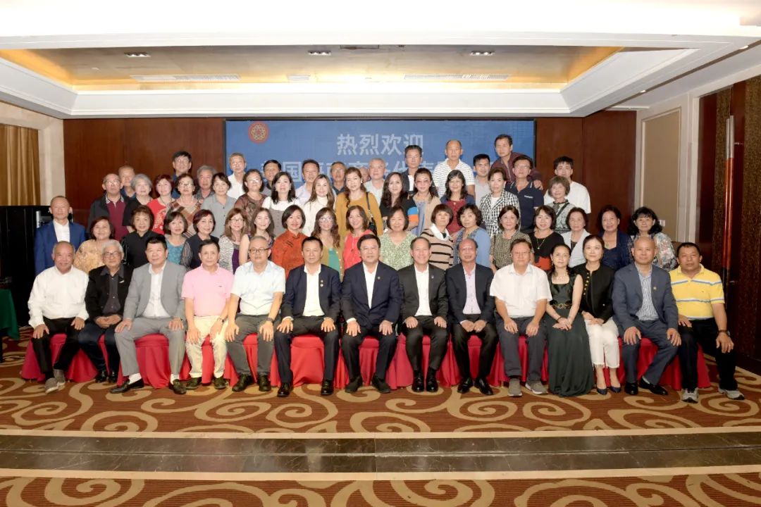 海南省僑商聯(lián)合會與美國海南商務代表團7家社團簽訂友好社團協(xié)議