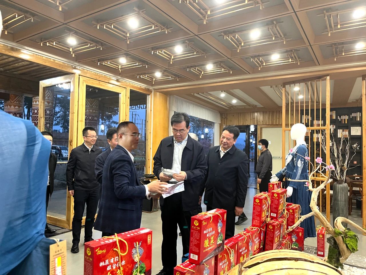 【名譽(yù)會(huì)長】貴州省省委副書記、省長李炳軍一行蒞臨百孚集團(tuán)鄉(xiāng)村振興創(chuàng)新實(shí)驗(yàn)區(qū)暨教農(nóng)文旅康融合創(chuàng)新項(xiàng)目（烏羊麻桃花島民宿項(xiàng)目基地）調(diào)研指導(dǎo)工作