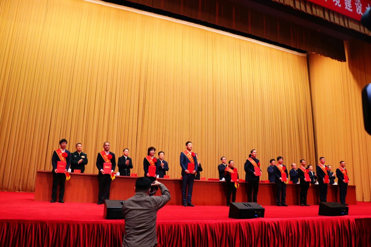 【名譽(yù)會(huì)長】貴州百孚實(shí)業(yè)集團(tuán)董事長吳劍平榮獲“貴州省優(yōu)秀民營企業(yè)家”稱號(hào)