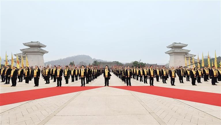 【名譽(yù)會(huì)長】省僑商會(huì)名譽(yù)會(huì)長、貴州百孚實(shí)業(yè)集團(tuán)董事長吳劍平先生參加甲辰(2024)年清明公祭軒轅黃帝典禮