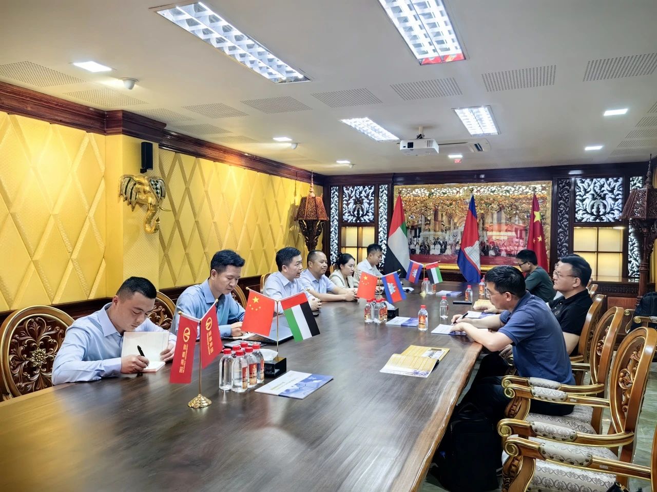 【名譽(yù)會(huì)長】香港富春有限公司、香港寧興集團(tuán)等一行考察柬埔寨中國僑商經(jīng)濟(jì)特區(qū)項(xiàng)目，我會(huì)名譽(yù)會(huì)長徐旭昶熱情接待一行