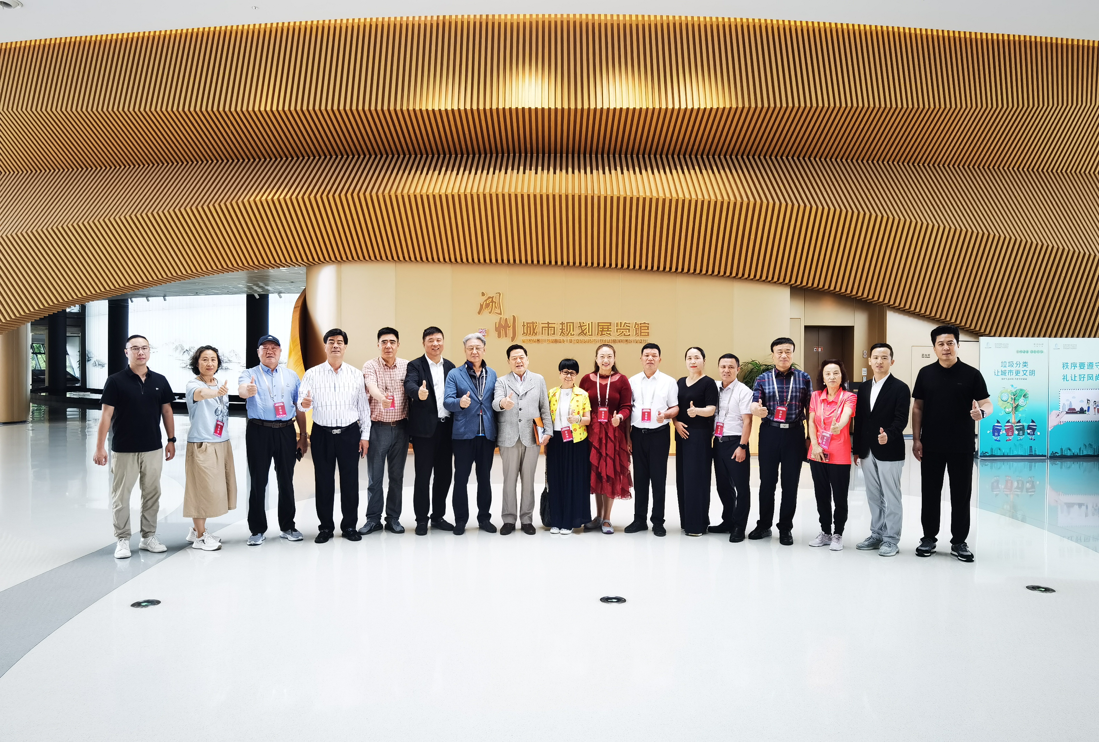 省僑商會監(jiān)事長鄭定輝，執(zhí)行會長張曉盈、陳向輝作為知名僑商代表，參加中國僑商投資（浙江）大會籌備工作會議及系列考察活動