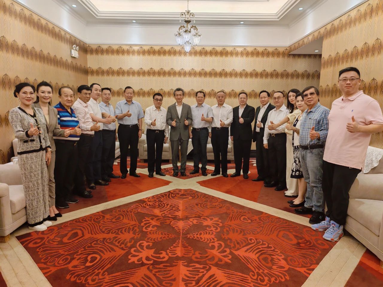 泰國工商總會經(jīng)貿(mào)考察團應(yīng)邀來豫，省僑商會領(lǐng)導(dǎo)全程陪同并積極加強兩會友好關(guān)系