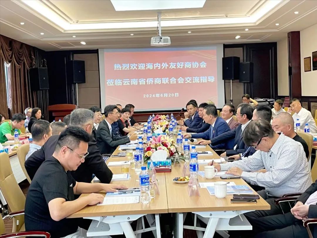 云南省僑商聯(lián)合會(huì)舉行會(huì)后首場(chǎng)會(huì)晤活動(dòng)，尹元江林文猛李培明等僑領(lǐng)為聯(lián)合會(huì)揭牌