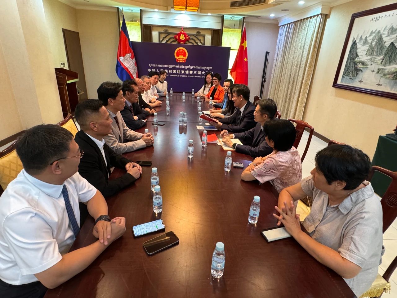 中國(guó)駐柬埔寨大使館領(lǐng)導(dǎo)會(huì)見(jiàn)中國(guó)僑商聯(lián)合會(huì)代表團(tuán)