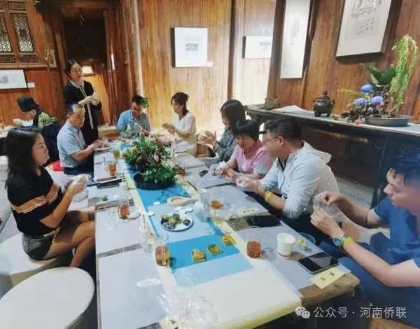 濃濃中秋情 巧手做月餅——河南省僑聯(lián)開(kāi)展“我們的節(jié)日·中秋”主題活動(dòng)