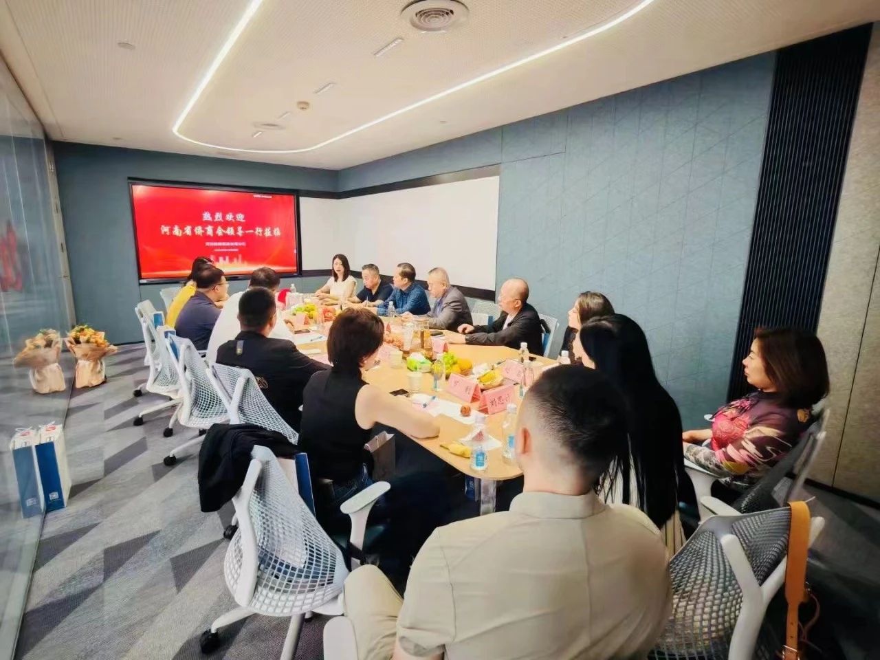 省僑商會(huì)一行走進(jìn)副會(huì)長(zhǎng)單位陸港醫(yī)藥參觀并座談