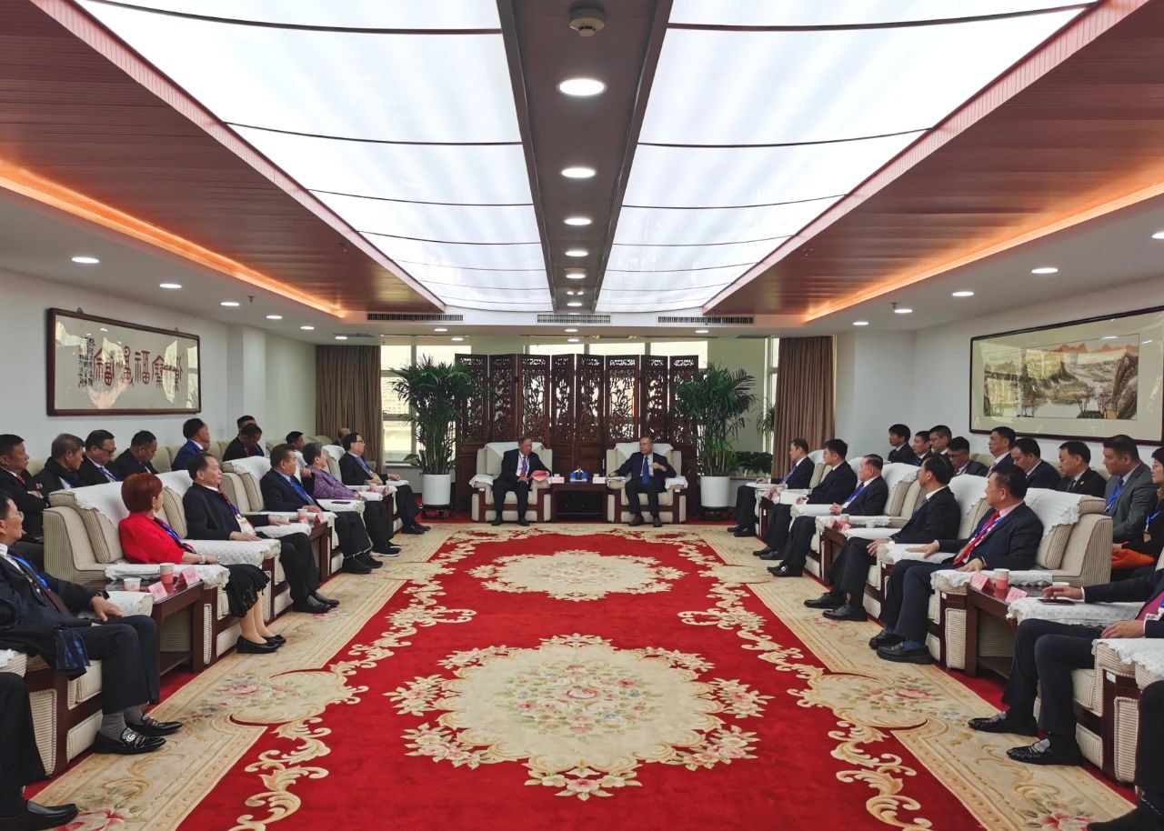 萬(wàn)立駿會(huì)見(jiàn)世界福州十邑同鄉(xiāng)總會(huì)訪問(wèn)團(tuán)