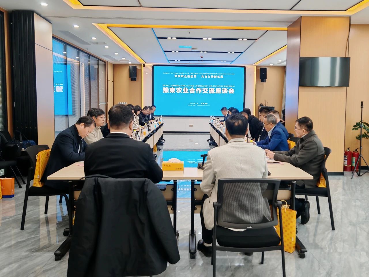 柬埔寨內(nèi)政部國(guó)務(wù)秘書、副國(guó)務(wù)秘書一行到訪河南省僑商會(huì)，并與河南企業(yè)家共探農(nóng)業(yè)新機(jī)遇