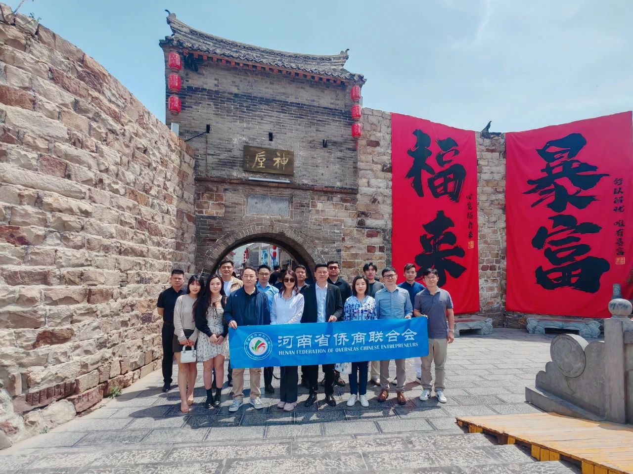 探秘鈞瓷文化瑰寶河南省僑商聯(lián)合會組織青年僑商走進神垕，感受傳統(tǒng)文化之美