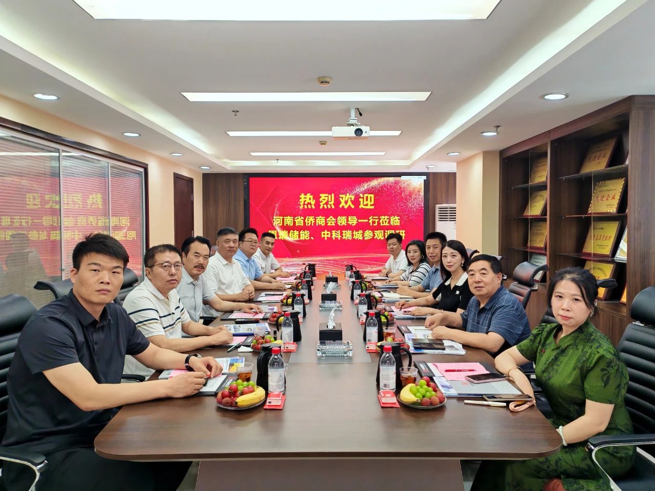 河南省僑商聯(lián)合會走進(jìn)我會副會長單位恩瑞儲能、中科瑞城參觀考察