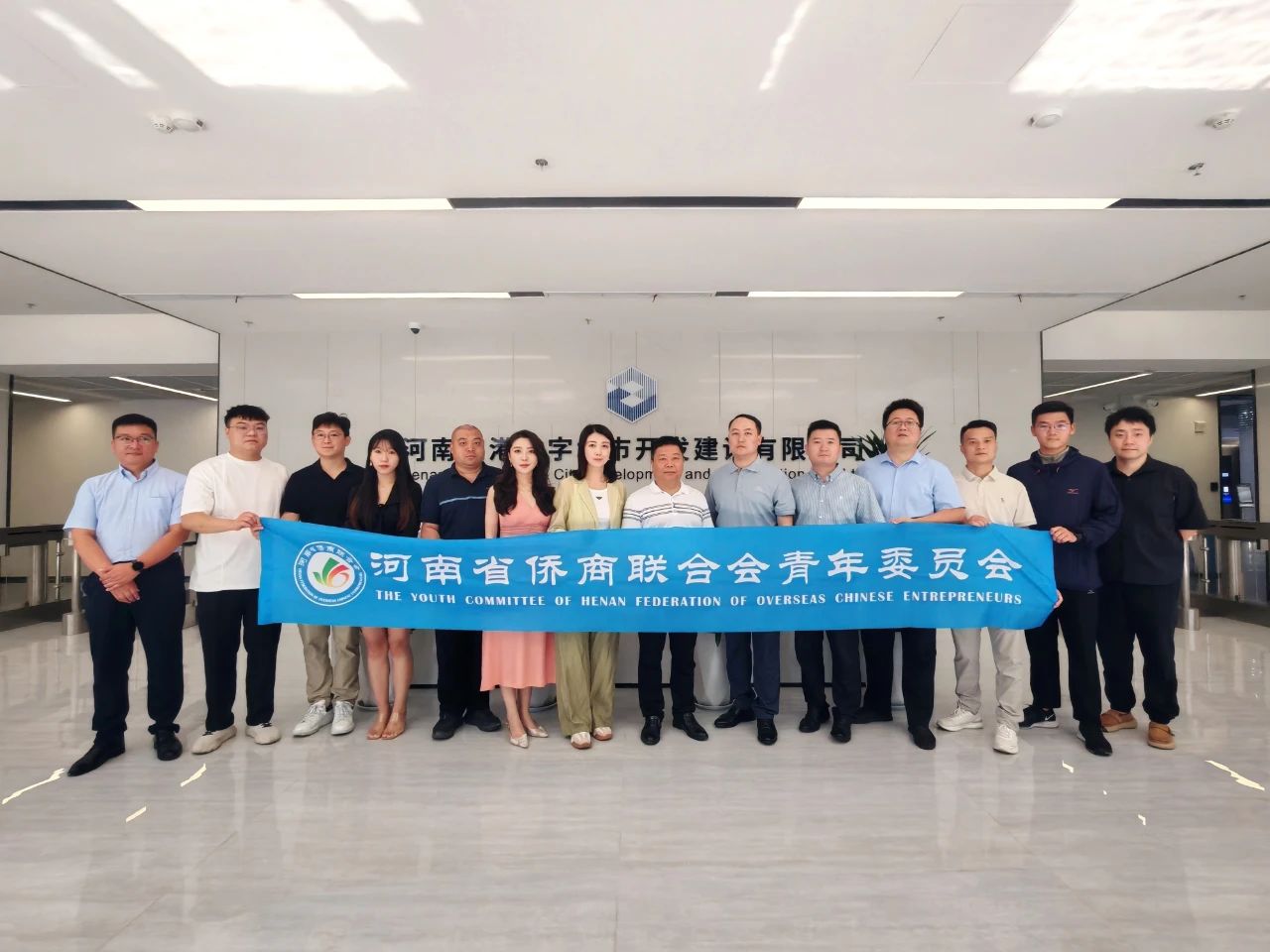 “港區(qū)雙芯·智造引擎” 河南省僑商會(huì)青委會(huì)走進(jìn)港區(qū)，共探人工智能與智能終端產(chǎn)業(yè)發(fā)展新機(jī)遇