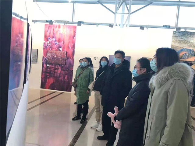 三門峽市僑聯(lián)：觀攝影展 激奮斗志