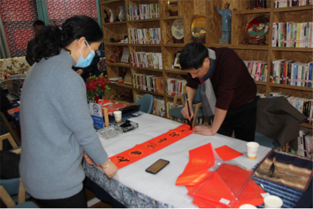 湖濱區(qū)僑聯(lián)開(kāi)展“新春送祝福，溫情暖僑心”送春聯(lián)活動(dòng)