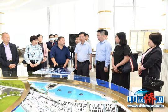 黎才旺一行到亞太國際金融小鎮(zhèn)考察。　曾海聲 攝