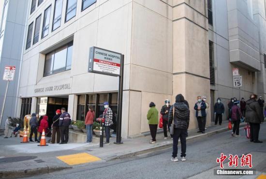 資料圖：美國舊金山華裔社區(qū)居民排隊準備接種疫苗。中新社記者 劉關關 攝