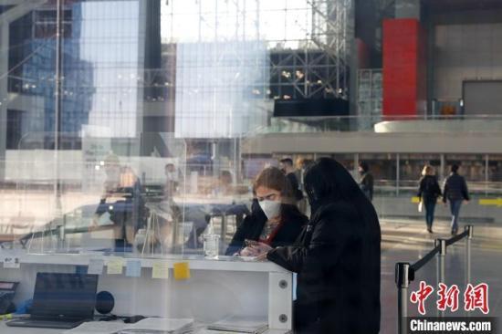 資料圖：民眾在紐約賈維茨中心登記注射新冠肺炎疫苗。中新社記者 廖攀 攝