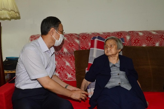 萬(wàn)立駿看望“七一勛章”獲得者瞿獨(dú)伊