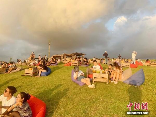 資料圖：巴厘島疫情緩解，印尼國內(nèi)游客增多。中新社發(fā) 賴洪元 攝