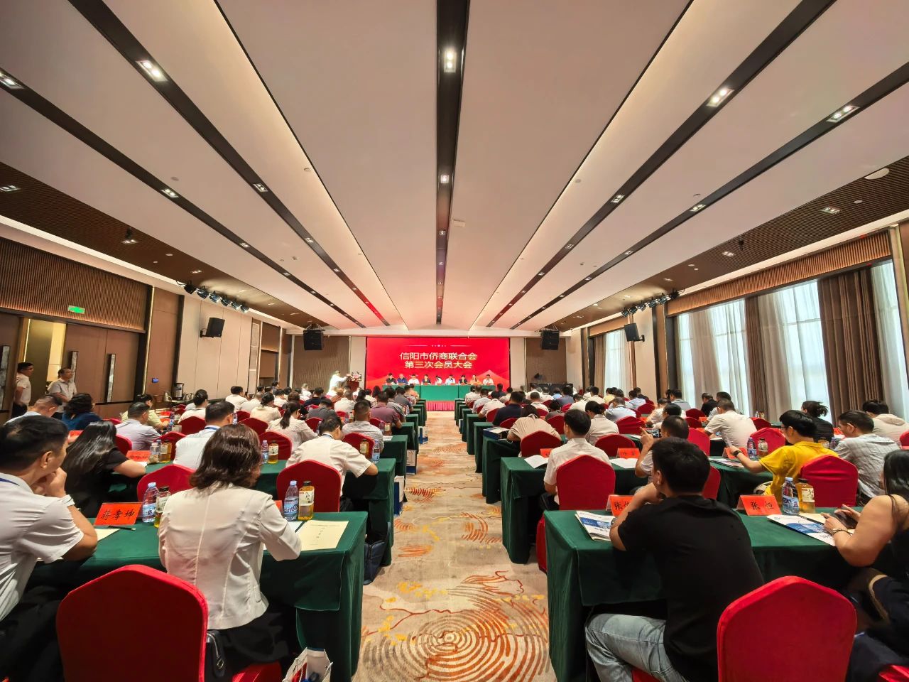 【團(tuán)體會(huì)員】信陽(yáng)市僑商聯(lián)合會(huì)第三次會(huì)員大會(huì)勝利召開，河南省僑商聯(lián)合會(huì)常務(wù)副會(huì)長(zhǎng)張士勇出席會(huì)議并致辭