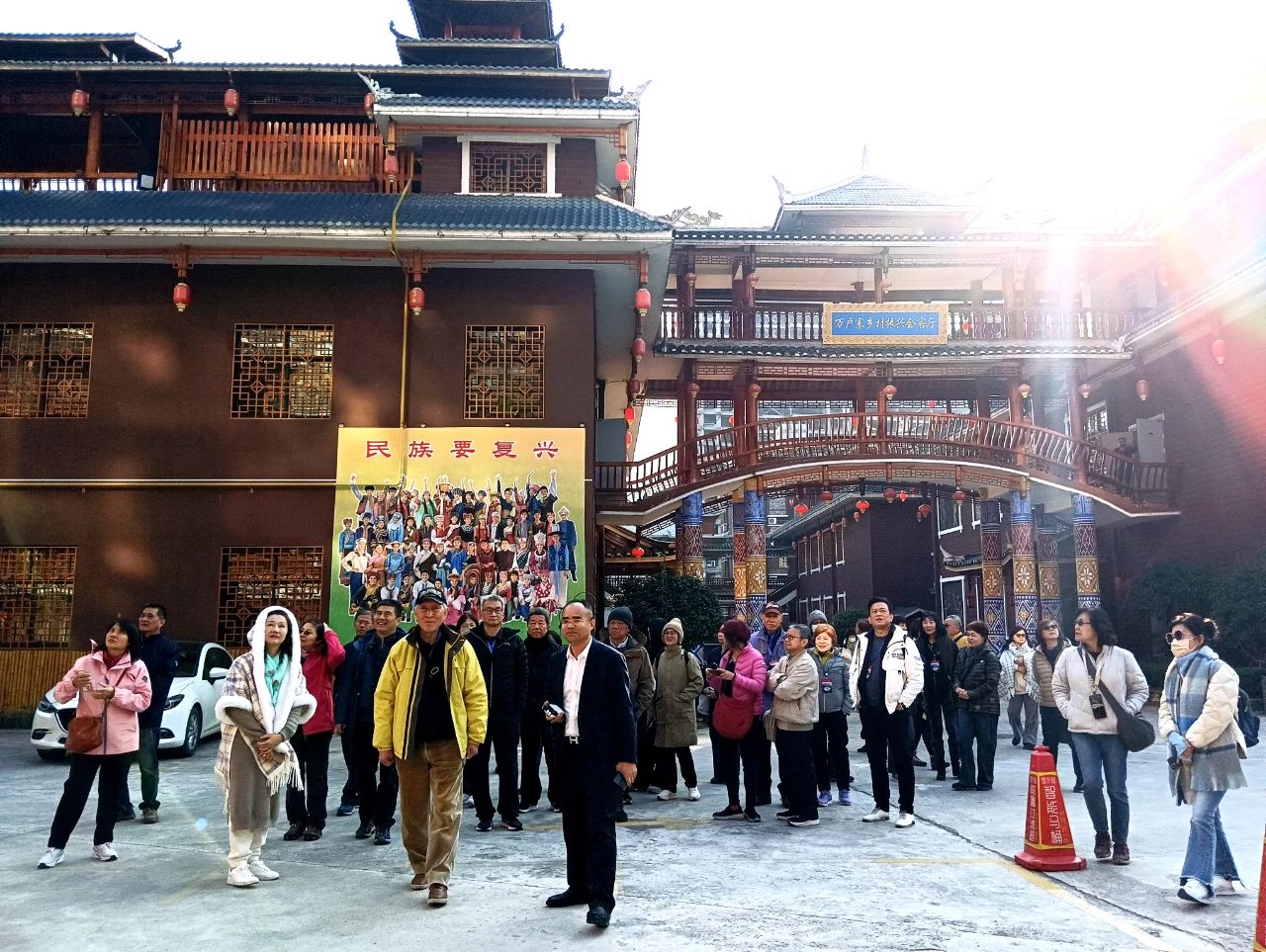 【名譽會長】吳劍平陪同兩岸同胞考察團參觀考察百孚集團鄉(xiāng)村振興創(chuàng)新實驗區(qū)暨“教農(nóng)文旅康”融合創(chuàng)新示范點——萬戶寨