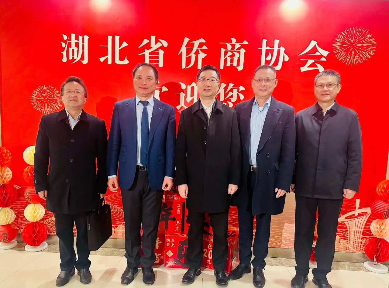 湖北省委常委、統(tǒng)戰(zhàn)部部長(zhǎng)寧詠?zhàn)咴L湖北省僑商協(xié)會(huì)
