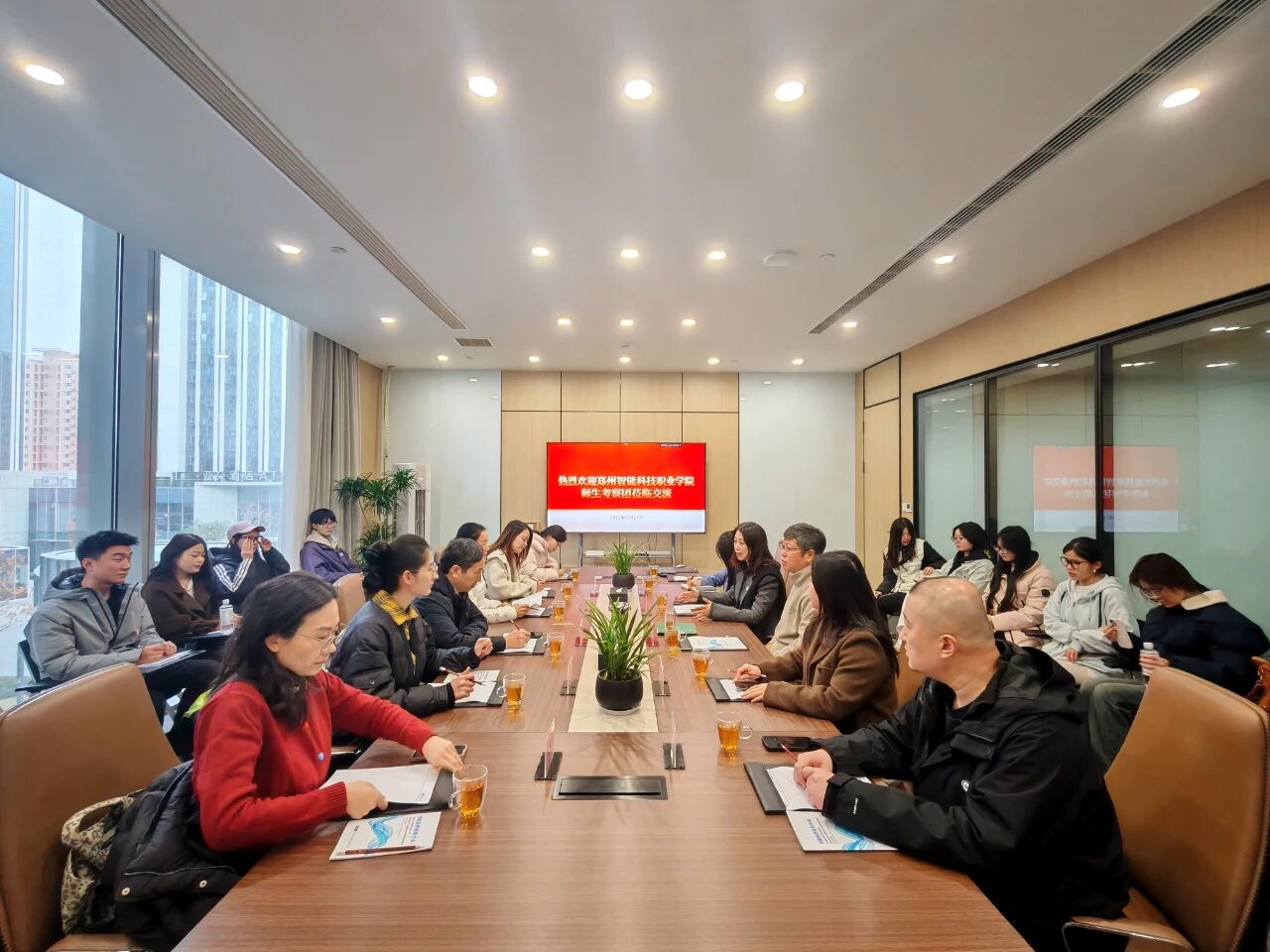 【商會動態(tài)】打造校企合作樣板，促進商會內(nèi)部資源循環(huán)——河南省僑商聯(lián)合會與鄭州智能科技職業(yè)學(xué)院師生共話發(fā)展新機遇