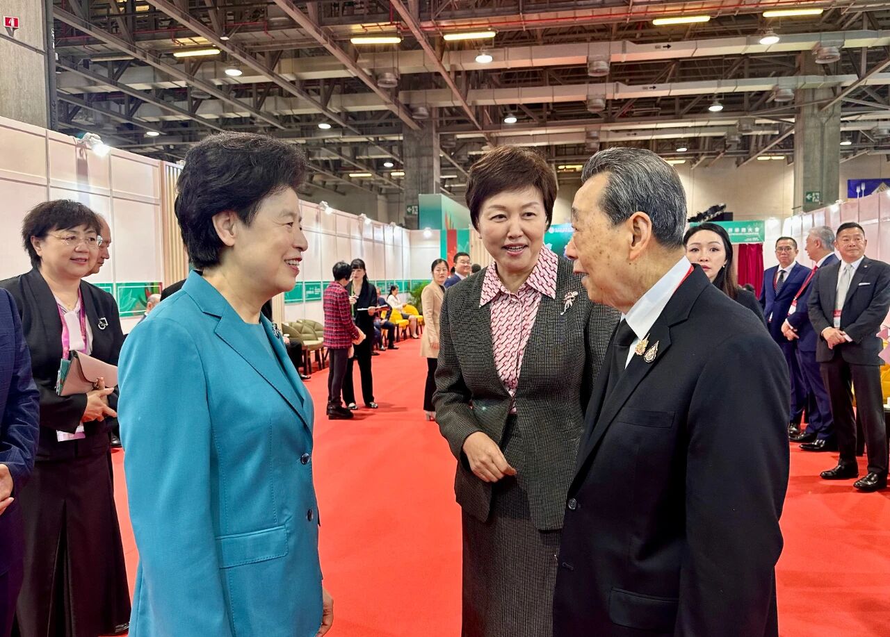 謝國(guó)民會(huì)長(zhǎng)一行出席第十八屆世界華商大會(huì)